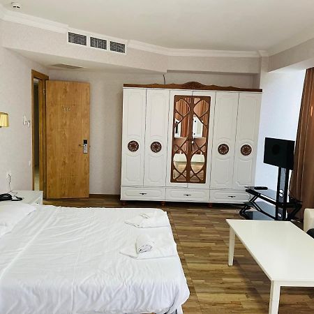 L Plaza Hotel Tbilisi Buitenkant foto