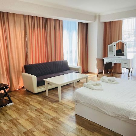 L Plaza Hotel Tbilisi Buitenkant foto