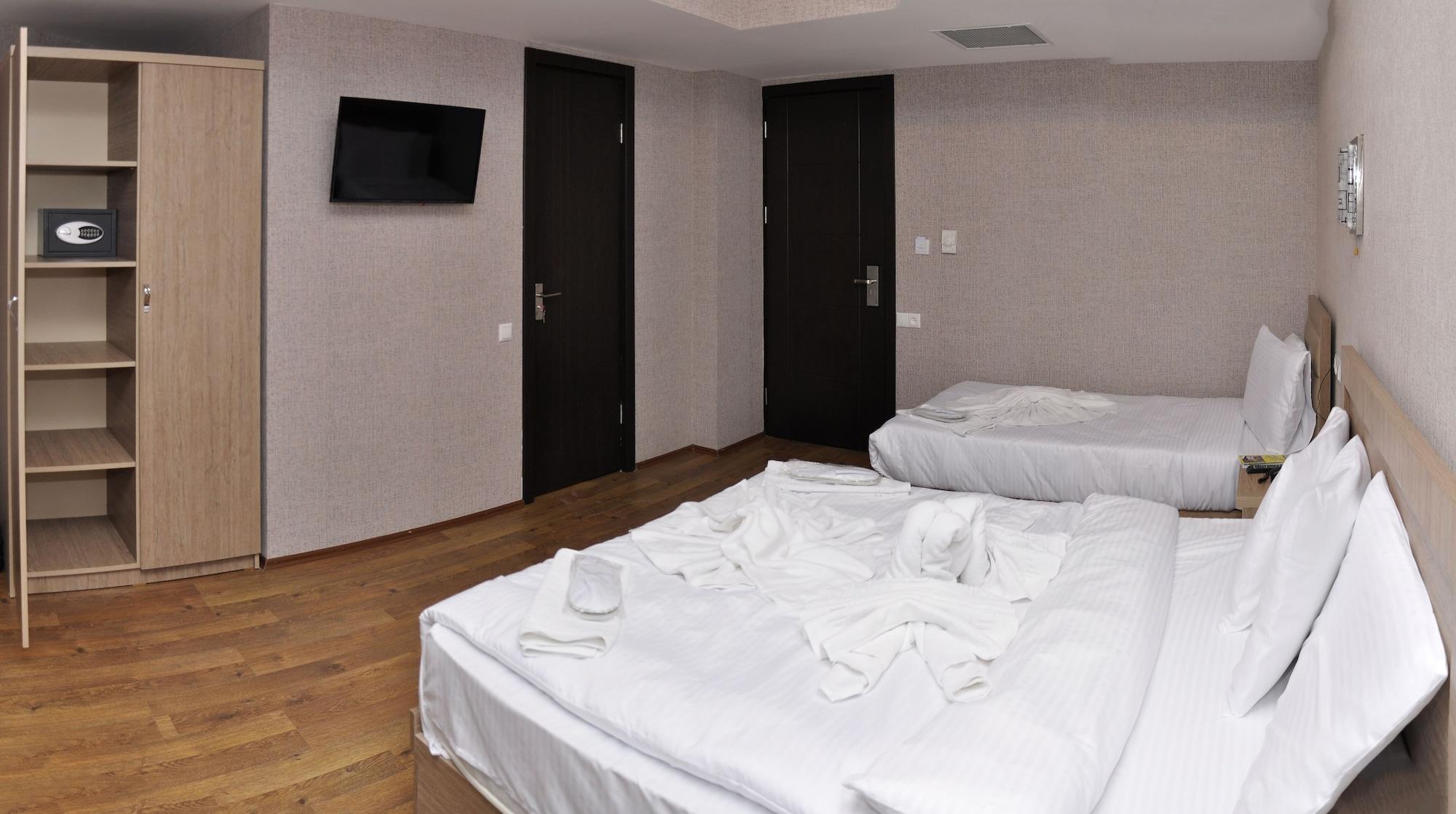 L Plaza Hotel Tbilisi Buitenkant foto