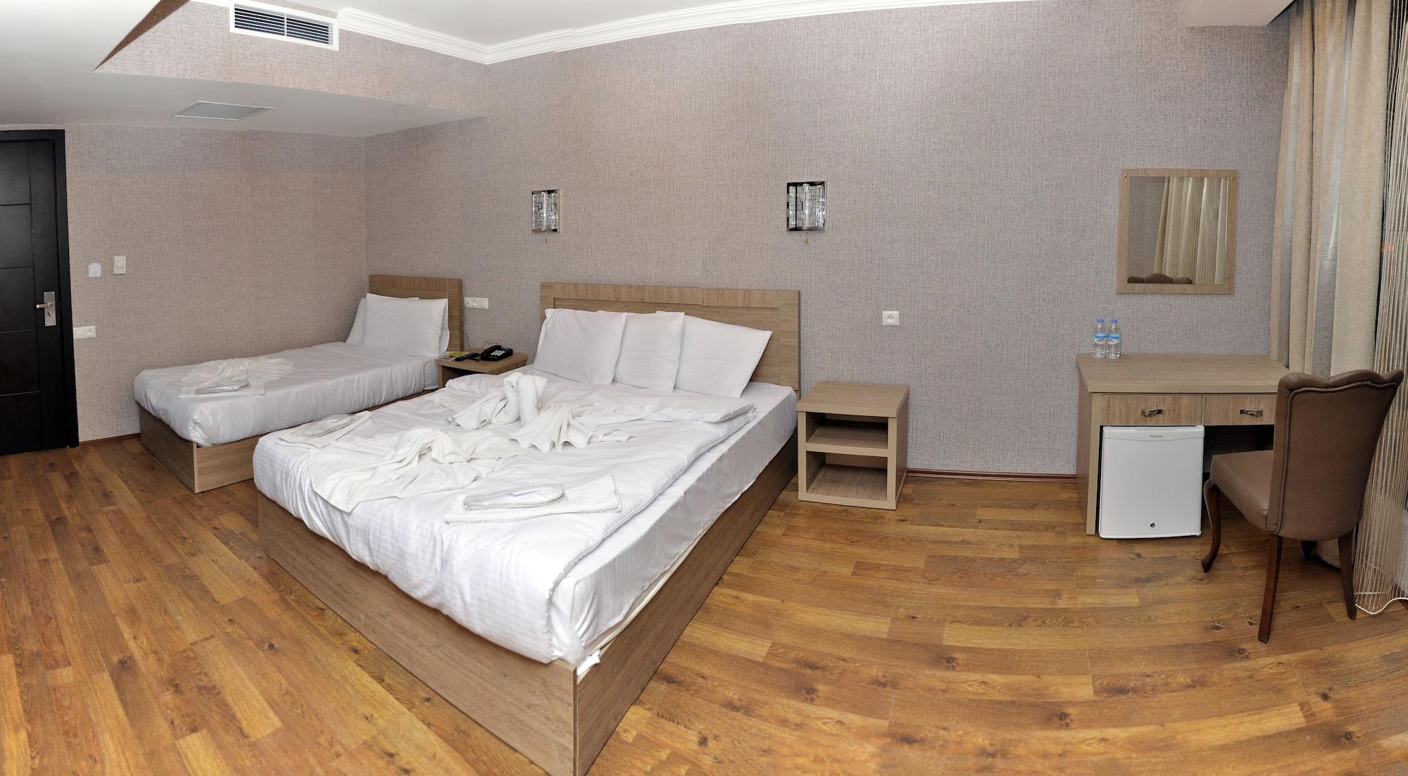 L Plaza Hotel Tbilisi Buitenkant foto