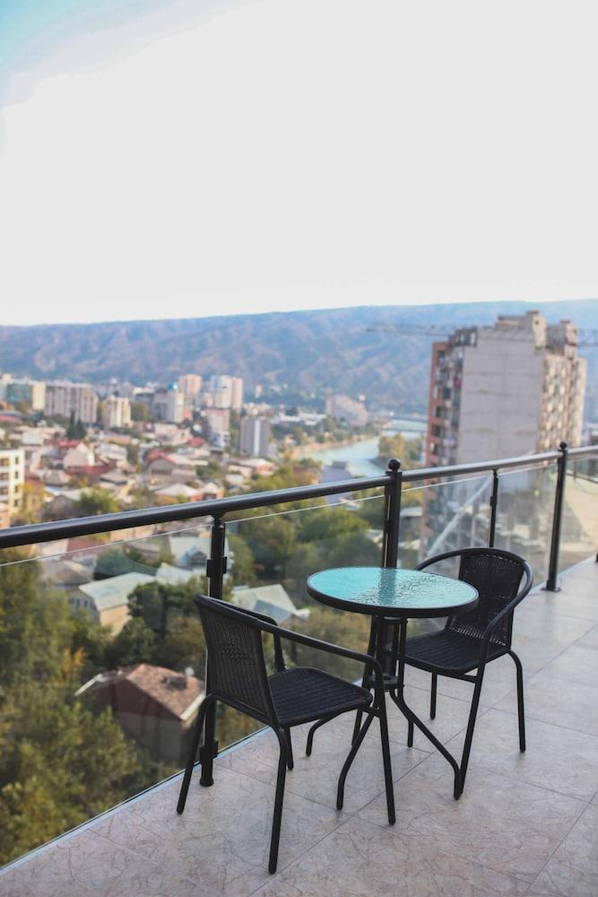 L Plaza Hotel Tbilisi Buitenkant foto