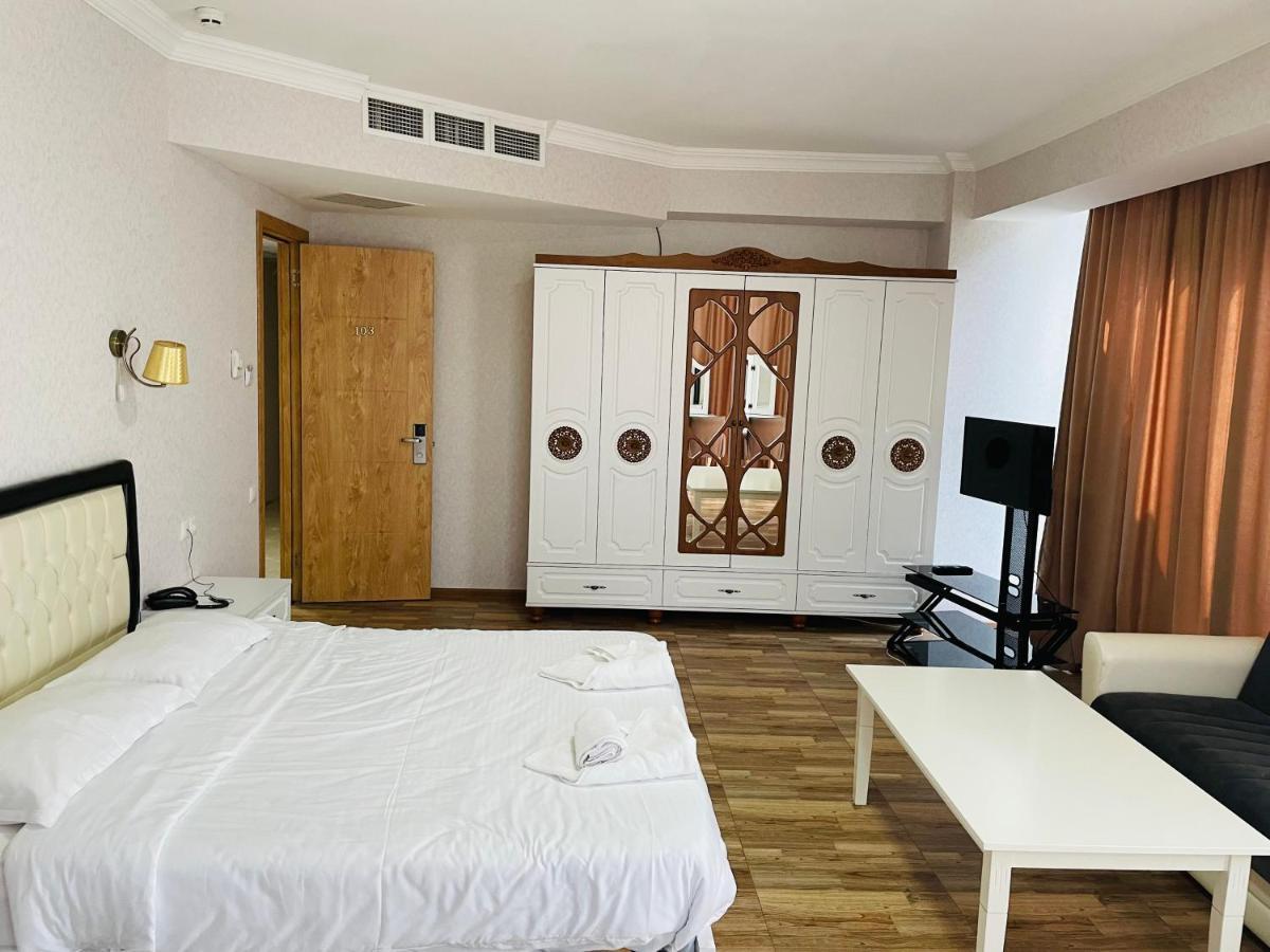 L Plaza Hotel Tbilisi Buitenkant foto