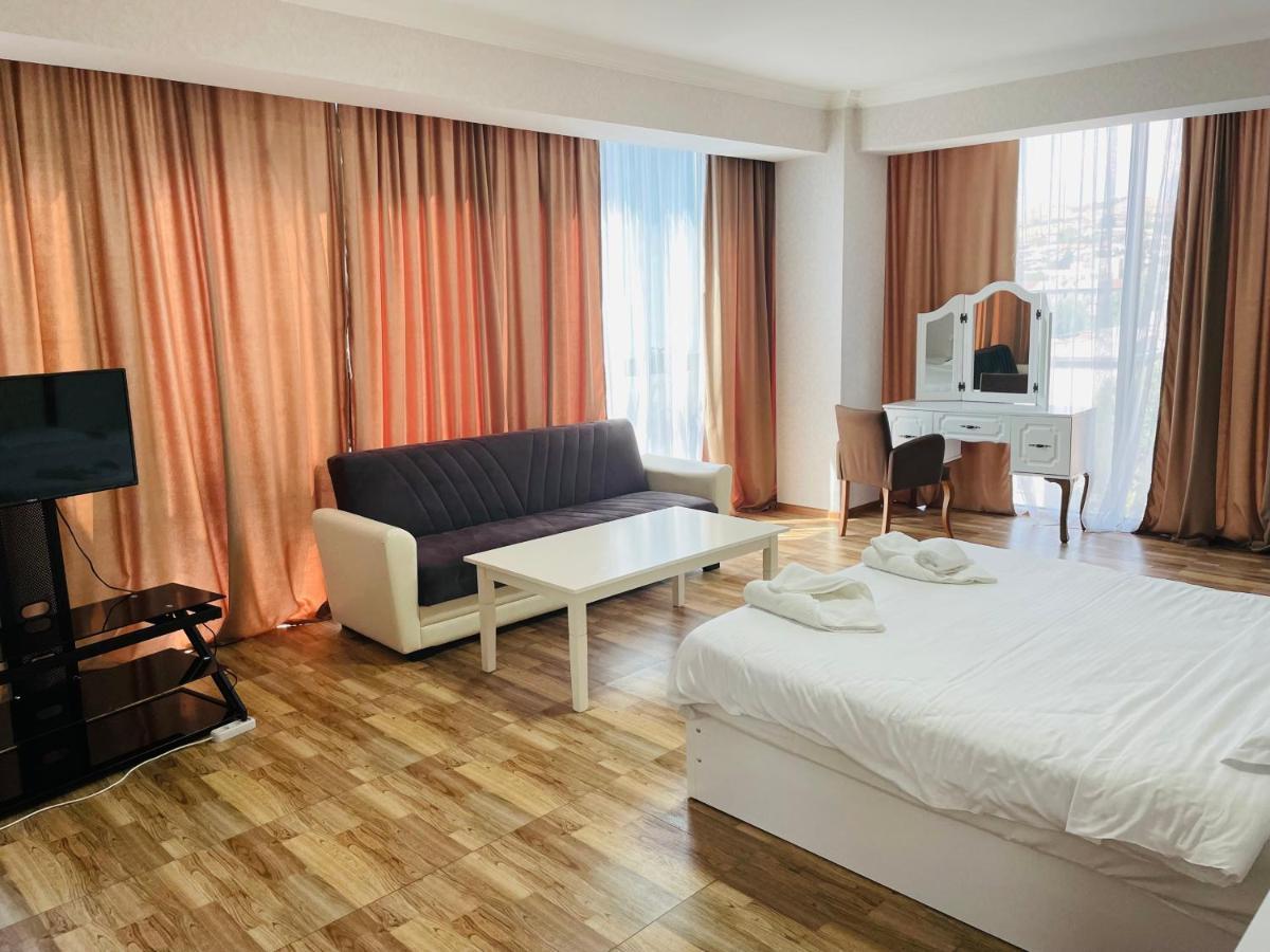 L Plaza Hotel Tbilisi Buitenkant foto