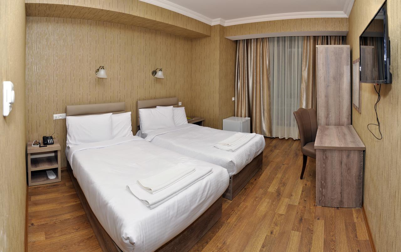 L Plaza Hotel Tbilisi Buitenkant foto