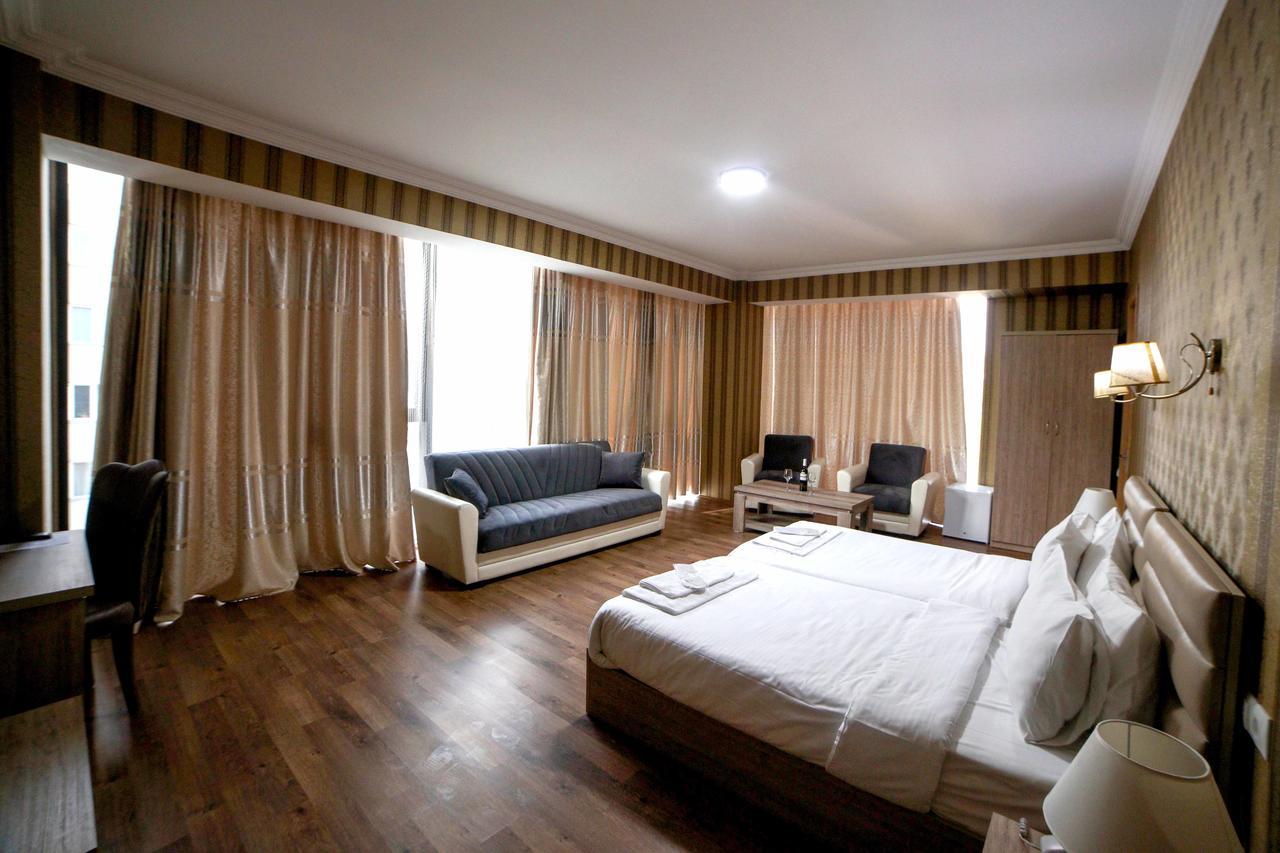 L Plaza Hotel Tbilisi Buitenkant foto