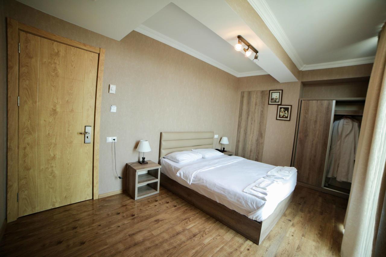 L Plaza Hotel Tbilisi Buitenkant foto