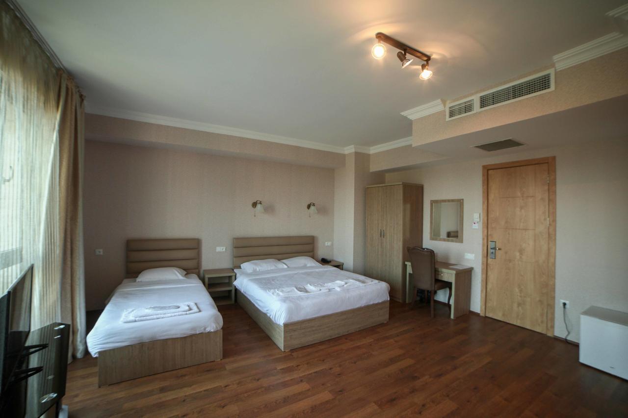 L Plaza Hotel Tbilisi Buitenkant foto