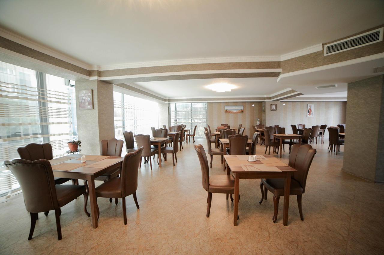 L Plaza Hotel Tbilisi Buitenkant foto