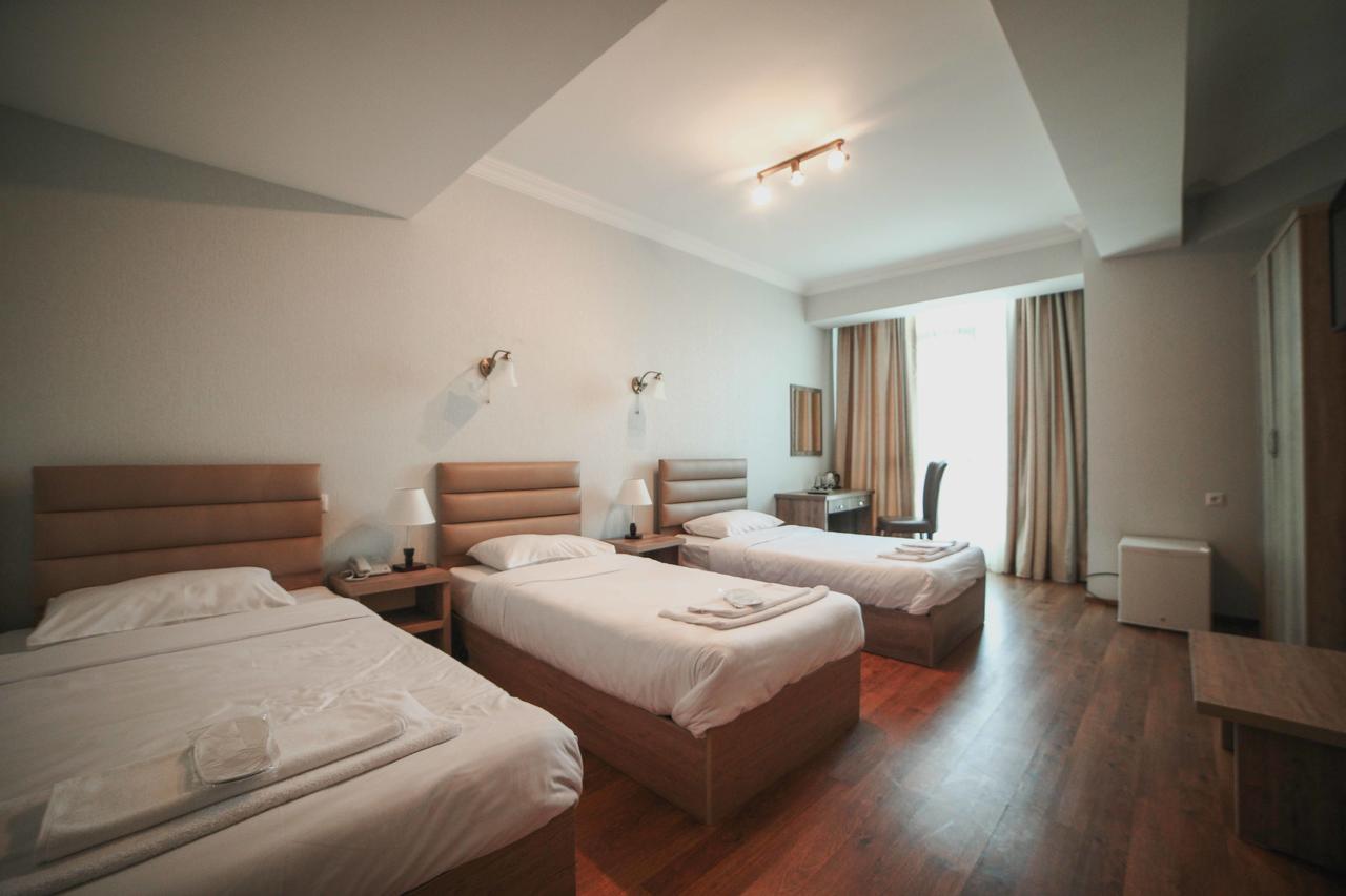 L Plaza Hotel Tbilisi Buitenkant foto
