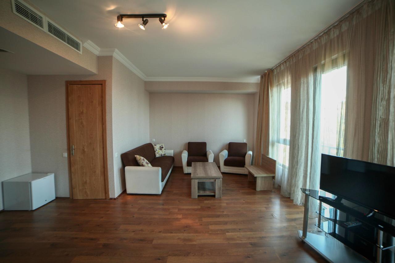 L Plaza Hotel Tbilisi Buitenkant foto