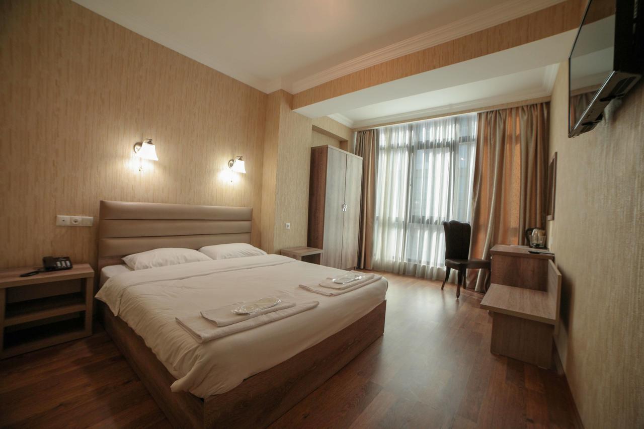 L Plaza Hotel Tbilisi Buitenkant foto