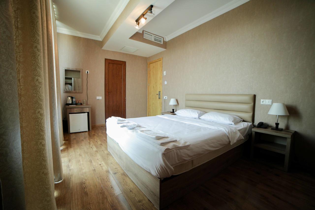 L Plaza Hotel Tbilisi Buitenkant foto