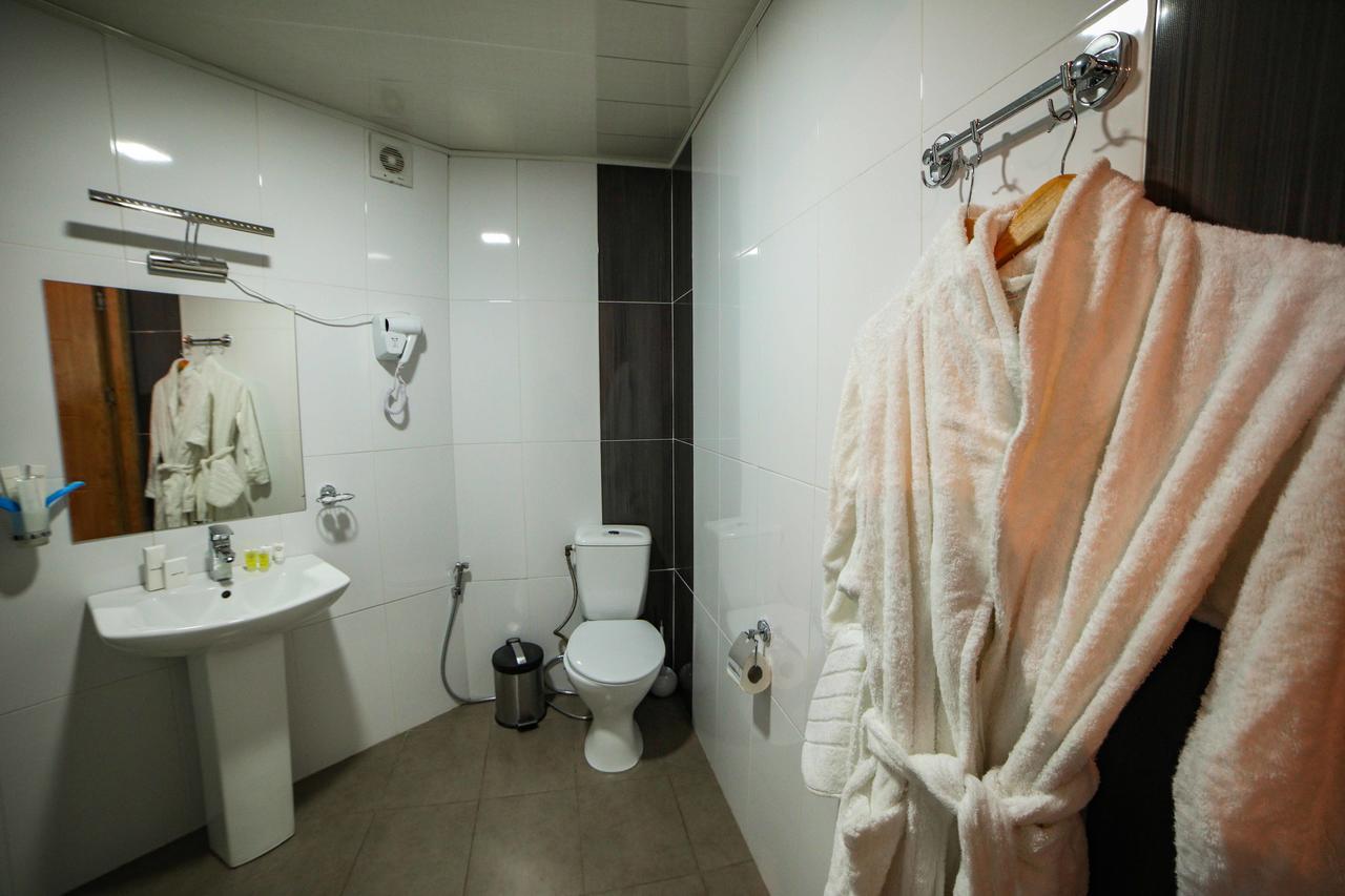 L Plaza Hotel Tbilisi Buitenkant foto