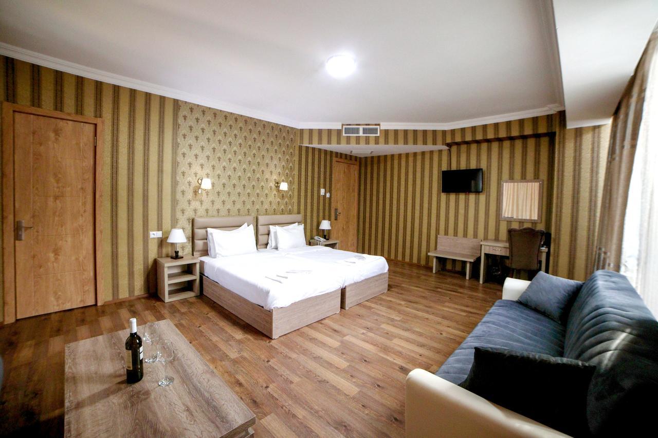 L Plaza Hotel Tbilisi Buitenkant foto