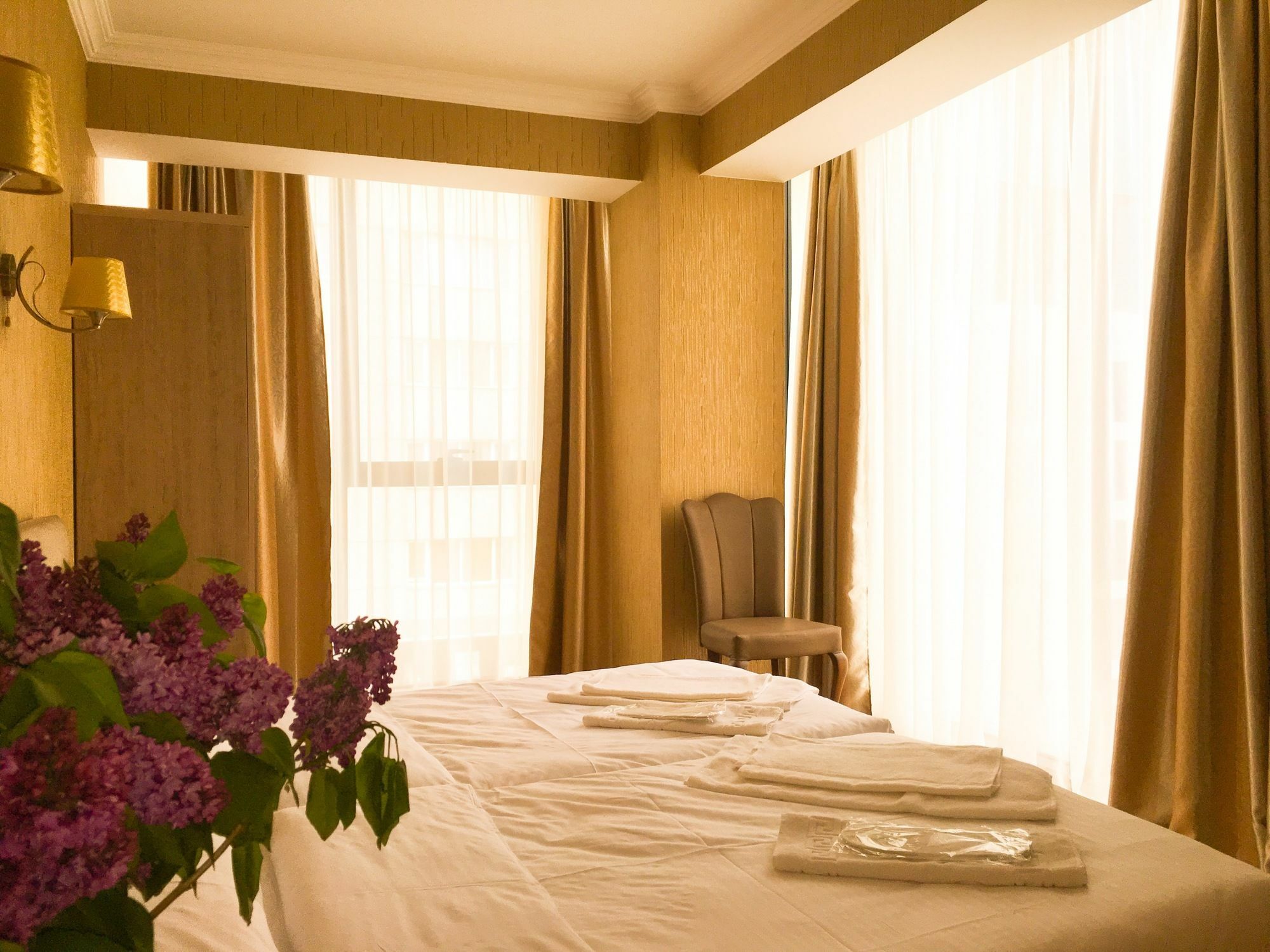 L Plaza Hotel Tbilisi Buitenkant foto