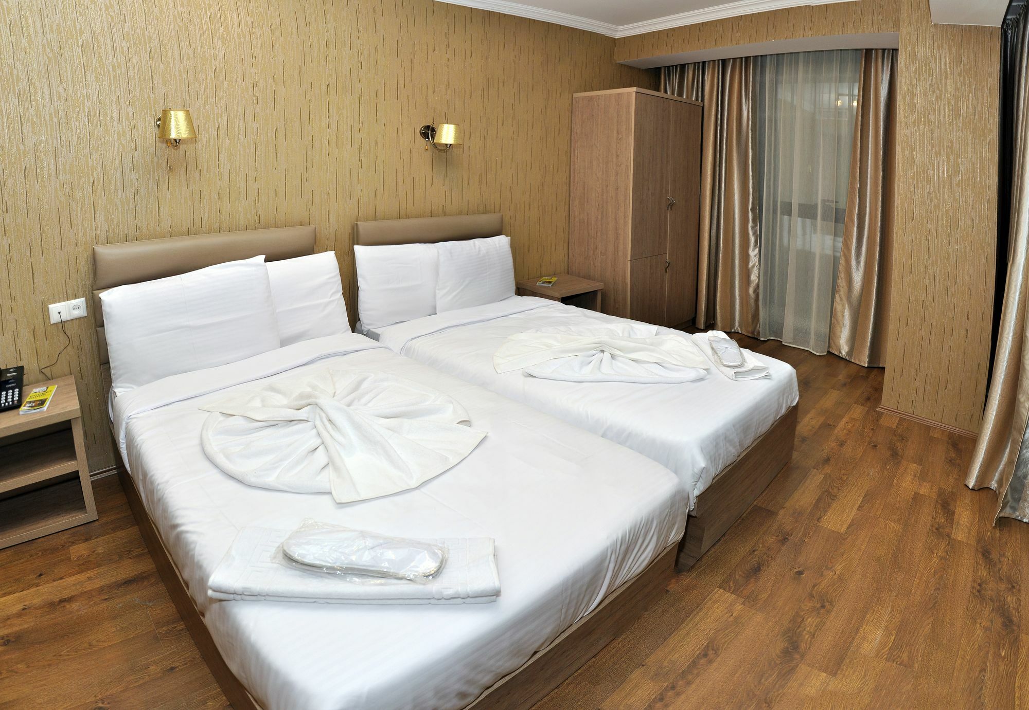 L Plaza Hotel Tbilisi Buitenkant foto