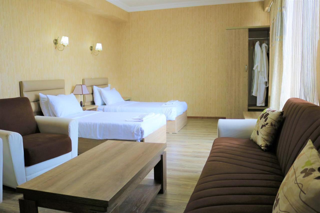 L Plaza Hotel Tbilisi Buitenkant foto